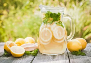 Citronnade au miel et aux herbes