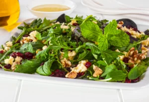 Salade automnale aux noix et sauce au miel
